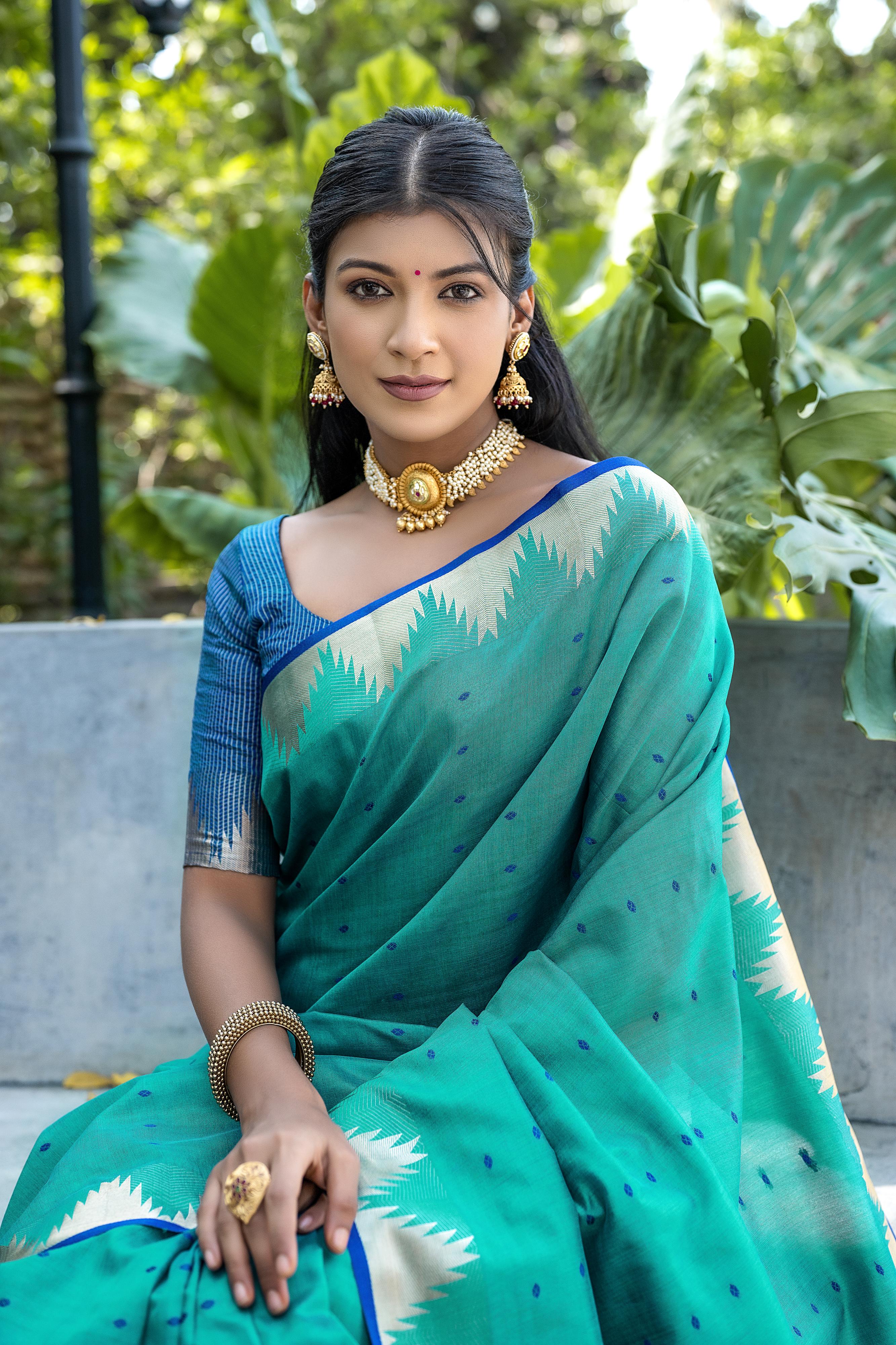 Exquisite Teal Blue Raw Silk Saree for Festive Occasions